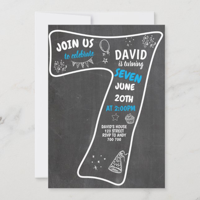 Blått nummer för 7:e Birthday Boy Chalkboard Inbjudningar (Framsida)