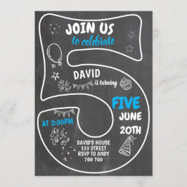 Blått nummer för den femte pojken vid födelsedag inbjudningar