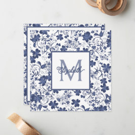 Blått och grått blomstermonogram anteckningskort