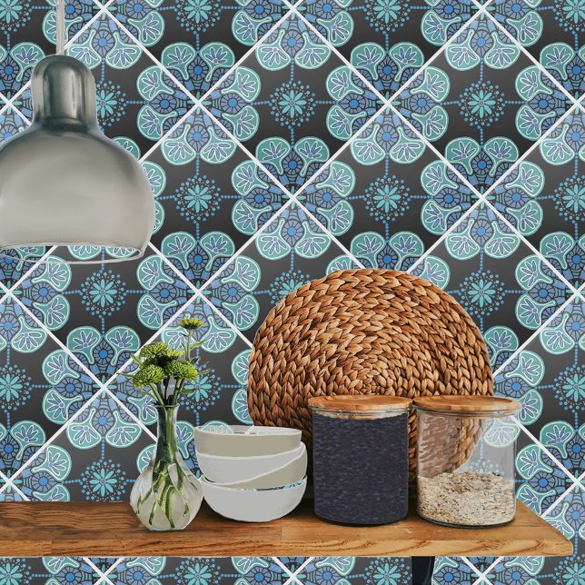 Blått och grönt av keramiska plattor, som upprepar kakelplatta (Blue and black tile shown on kitchen backsplash.)