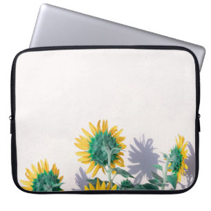 Blått och gula blommor på den vita väggen laptop fodral