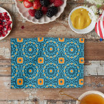 Blått och Gult Elegant Boho Geometric Mönster Kökshandduk<br><div class="desc">Den här fängslande kökshandduken är en verklig glädje för ögon. Det invecklade mönster i geometriska former i en harmonisk blandning av blått och gult skapar ett exquisivt dekorativt mönster. Höj omedelbart upp din köksdekoration med den här eleganten och snyggten. Lägg till en aning sofistikering i kulinariskt utrymme och sänk dig...</div>