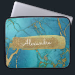 Blått och marmor med guld omkullkastar och blänker laptop fodral<br><div class="desc">Koboltblått och marmor med guld omkullkastar och blänker det eleganta Monogramnamnfodral. Detta fodral kan skräddarsy för att inkludera ditt förnamn.</div>