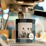 Blått och svart bästa morfar-gåva med foto kaffemugg<br><div class="desc">Den här bästa morfar- och morfar-gåvan från Blå och Black Play är ett tänkbart och unikt sätt att visa din uppskattning och kärlek för din morfar.ram är tillverkat av en högkvalitativ, blå och svart plafettväv som ge är en rustik och charmig känsla. "Bästa farfar" i ord är broderad till tyget...</div>
