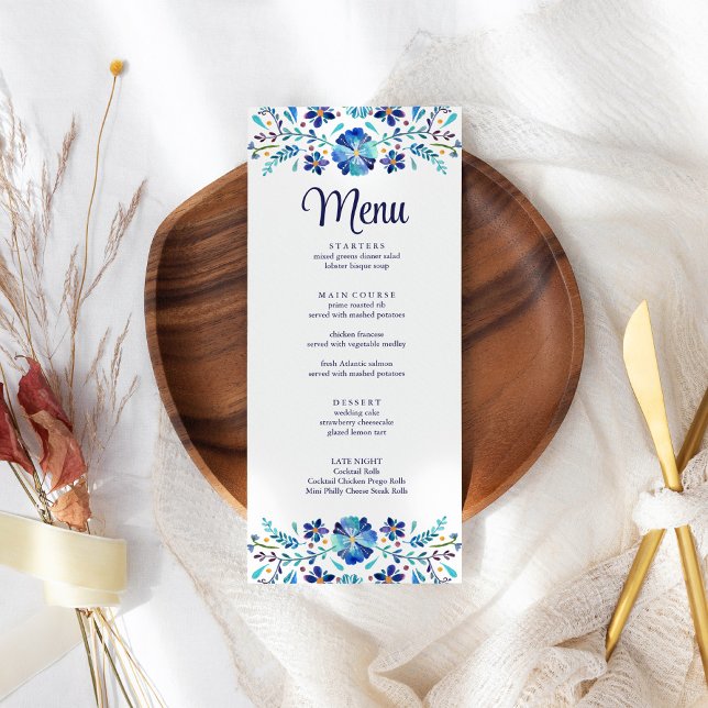 Blått och Vitt Blommigt Fiesta Bröllopsmeny Kort (Blue and White Floral Fiesta Wedding Menu Card on a boho wedding table.)
