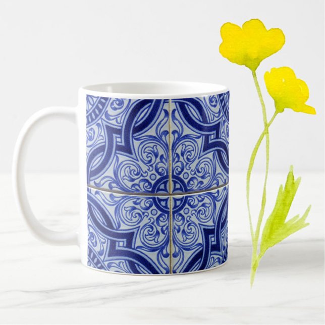 Blått och vitt keramiskt plattor för Medelhavet Mö Kaffemugg (An elegant blue + white vintage azulejo tile pattern mug for your morning coffee or tea!)