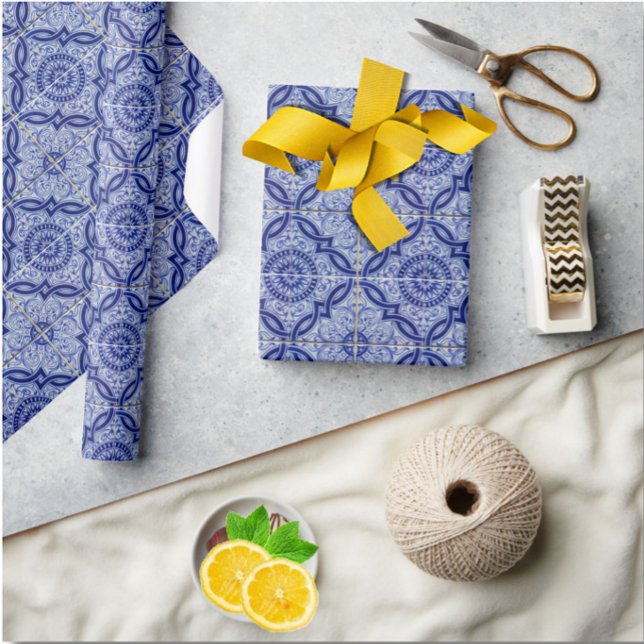 Blått och vitt keramiskt plattor för Medelhavet Mö Presentpapper (Liven up your gift game with this pretty blue + white Mediterranean tile pattern wrapping paper! )