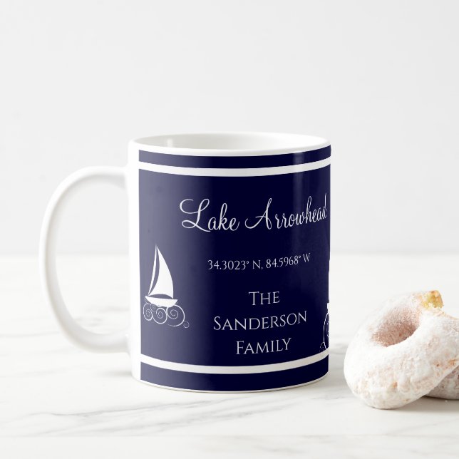 Blått och vitt med din sjö namn-segelbåt kaffemugg (Med munk)