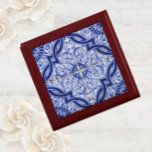 Blått och vitt Medelhavet Azulejo Tile Mönster Minnesask<br><div class="desc">Den här trälådan visar en underbar blå och vit keramisk bricka i mönster, med en traditionell Azulejo mönster i Medelhavsområdet. I samma anda som de bästa portugisiska, spanska och marockanska plattorna för vintage är motivet ett glädjande spektrum av geometriska linjer och snurrar. Ett slående och elegant som tillägg till en...</div>