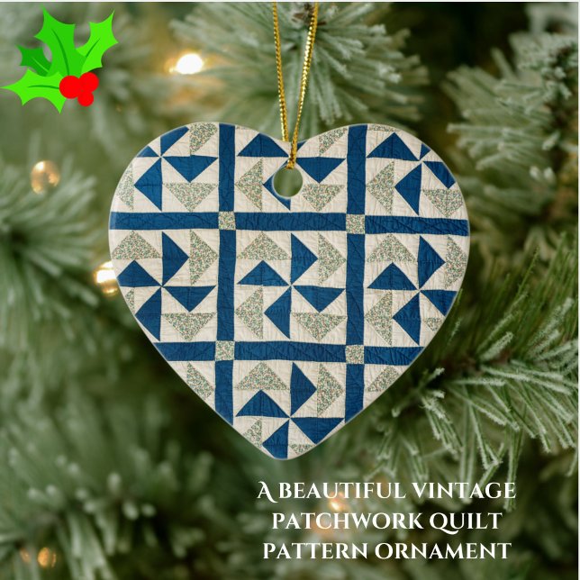 Blått och vitt Pinjul-patchwork Quilt Mönster Julgransprydnad Keramik (Add rustic charm + warmth to your tree with this vintage patchwork quilt pattern ornament!)