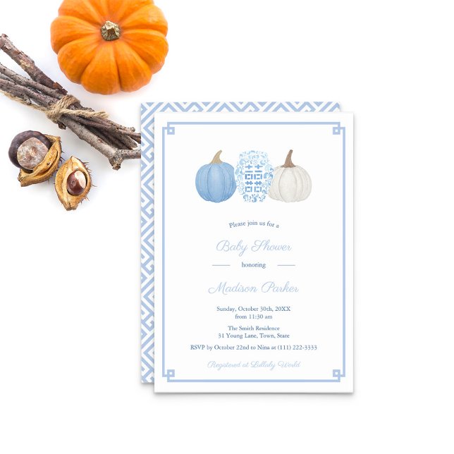Blått och vitt pumpa - Höstbabyskö Inbjudningar (Baby Shower: Pale Blue & White Pumpkins with blue & white ginger jar and Greek Key pattern reverse )