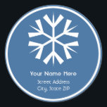 Blått och vitt snöflingat-adressetikett runt klistermärke<br><div class="desc">En dekal med en vit snöflinga över en blå bakgrund. Vit cirkel som omger design. Anpassa med ditt namn och adress under snöflummel. Leta efter matchande artiklar på Jill's Paperie.</div>