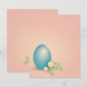 Blått påskägg mellan blommor och löv