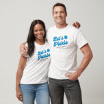 Blått Pickleball Låt oss Pickle-Personlig T Shirt<br><div class="desc">Toppen coola Pickleball T-shirts med en blå pickleball,  "Låt oss plockle" i ett roligt och anpassningsbar text. Lägg till namn,  pickleball klubb namn,  roligt ordspråk osv. Gör att perfekten läggs till i valfri pickleball party,  turnering eller händelse.</div>