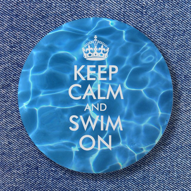Blått poolvatten Keep Calm and Swim On Knapp (Blue Pool Water Keep Calm and Swim On Button)