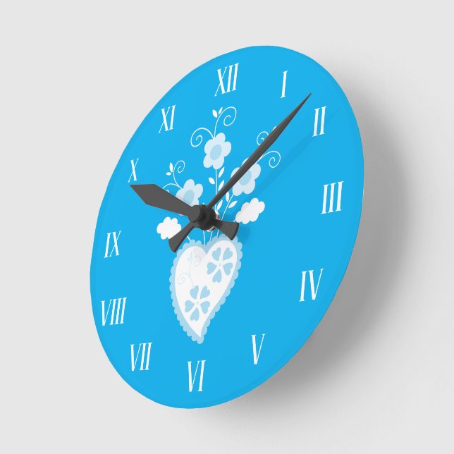 Blått portugisiskt hjärta i blommar rund klocka (Vinkel)