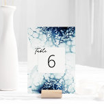 Blått sjöDestinationsbröllop Bordsnummer<br><div class="desc">Bordsnumret Blue Nautical Destination Wedding är ett elegant och klassiskt vitt par med skarp mörk royal blå vattenfärgshav vinkarare som en fantastisk bakgrund för sofistikerad minimalistisk typografi och boho-skript. Perfekt för en modern lyxsjöestetik med en unik moody sjöstrand stil. Den här snyggt kurerade samlingen kommer att ange tonen för polerad...</div>