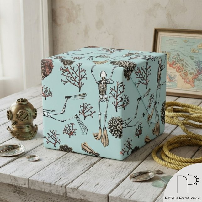 Blått skelettdykareskuffert papper presentpapper (Hand-drawn skeleton scuba diver and coral reef botanical pattern blue ocean gift wrapping paper)