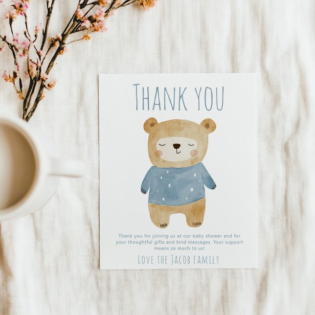 Blått skuvött tack för babykläder kort (Simple blue boy sleepy bear "Thank you" baby shower card.)