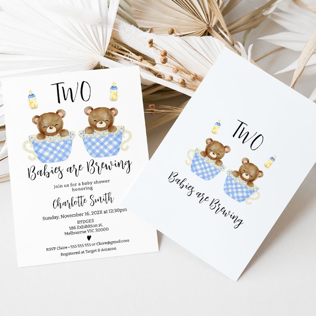 Blått Tekopp Twillingar Två Spädbarn Bröstbabyskor Inbjudningar (Cute two babies are brewing baby boy twins baby shower invitation featuring two bears in teacups.)