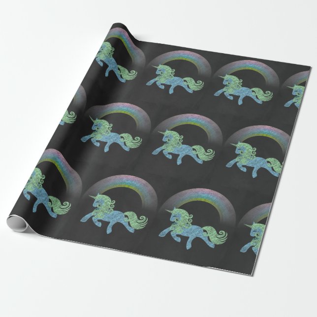Blått Unicorn med Rainbow chalkboard black back Presentpapper (Utrullad)