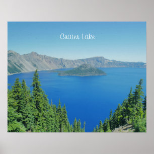 Blått vatten och alpina träd vid Crater Lake Foto Poster