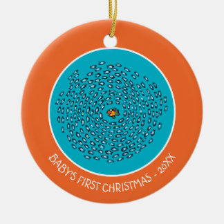Blåttfisken skolar mönster med den små orange julgransprydnad keramik