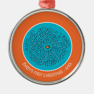 Blåttfisken skolar mönster med den små orange julgransprydnad metall