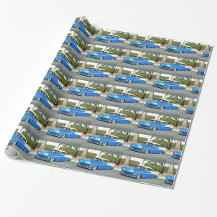 Blåttklassikerbil som slår in papper presentpapper