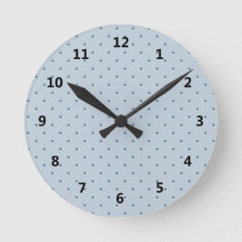 Blåttpolka dots på mer ljus blått rund klocka