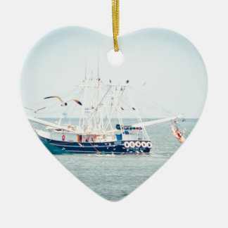 Blåtträkafartyg på hav julgransprydnad keramik
