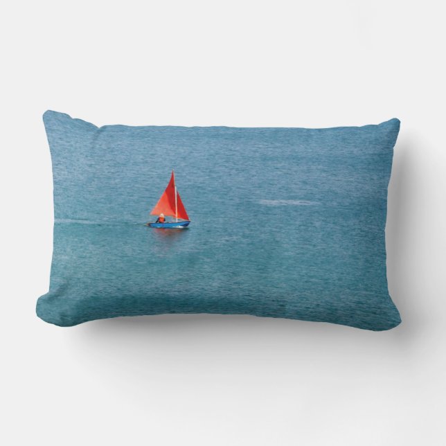 Blåttsegelbåten med rött seglar på Coverack Lumbarkudde (Framsida)