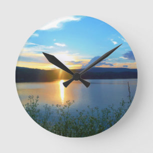 Blåttsolnedgång på sjön rund klocka