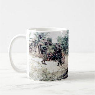 Blåttspökedeppighet som kontrollerar villemuggen kaffemugg