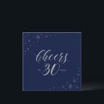 Blåtuber i silver, 30års födelsedag Party, Inbjudningar<br><div class="desc">Låt oss fira din speciella dag med den här snyggt 30års födelsedag-festinbjudan. Den här designen har silver-typografin i chic " Cheers to 30 years " och grafik i gnistra på mörkens marinblå bakgrund. Du kan anpassa texten och bakgrunden till färg. Matchningsinbjudningar och party-tillbehör finns på min butik BaraBomDesign.</div>