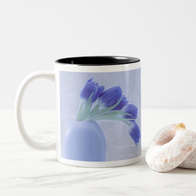 Blåtuliper - ännu livstid Två-Tonad mugg (Med munk)