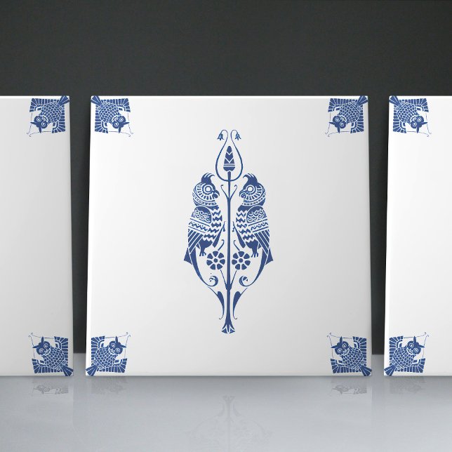 Blåtumörer i Delft Blue Creates i tidigt Art nouve Kakelplatta (Skapare uppladdad)