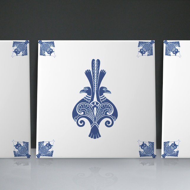 Blåtumörer i Delft Blue Creates i tidigt Art nouve Kakelplatta (Skapare uppladdad)