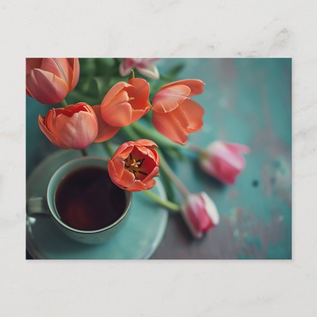 Blaue Kaffeetasse umringt von bunten Tulpen Vykort (Framsida)