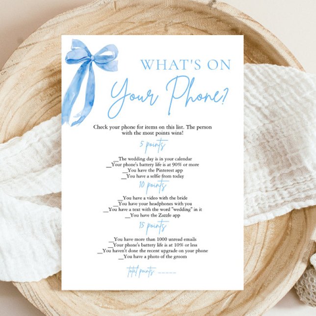 Blåvadå vad som finns på din Mobila Möhippa spel Inbjudningar (Modern Watercolor Dusty Blue Bow What's On Your Phone Bridal Shower Game)