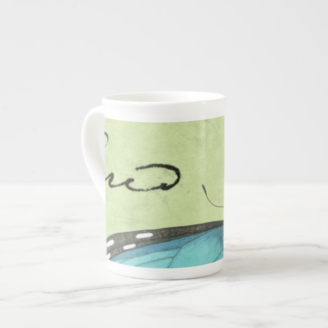 Blåvingad fjäril på blåvykort benporslin mugg (Framsida vänster)