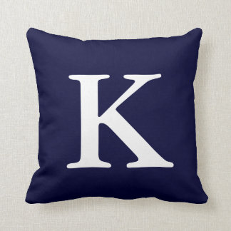 Blåvit monogrammed K Dekorativ kudde