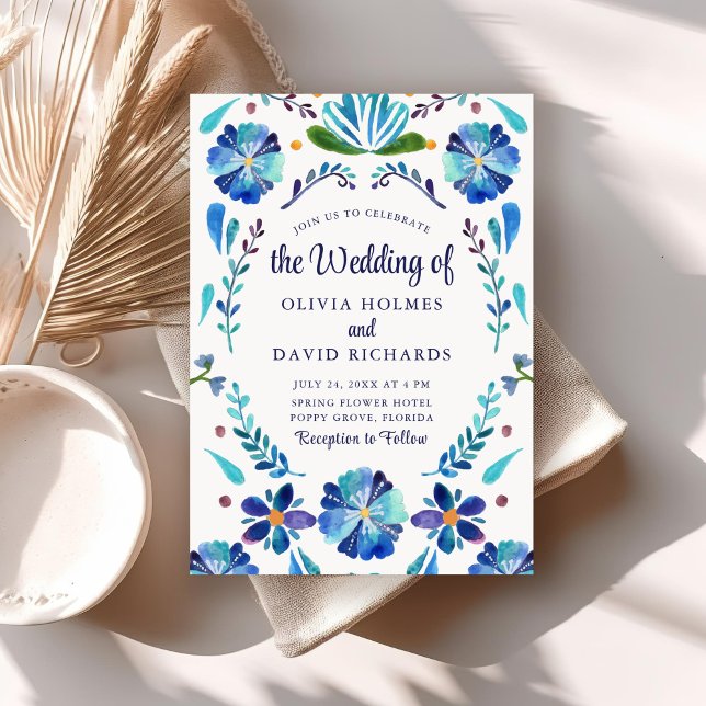 Blåvit och vit folklig Blommigt, inbjudan till brö (Blue and White Folk Floral Fiesta Wedding Invite on neutral boho wedding table.)