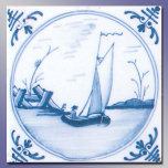 Blåvit segelbåt Vintage Delft Art Tile Kakelplatta<br><div class="desc">Klassisk Delft-scenkonst av en segelbåt på en lugn sjö retuscherade och reproducerades från en verklig antika bricka. Den har en handmålad känsla och har blå och vit inslag i hörnen. Klicka på Anpassa om du vill lägga till ditt namn eller meddelande.</div>