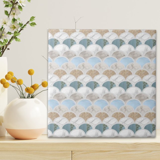 Blåvita marmorskpastellskalor för strandakakablått kakelplatta (beach aqua blue white marble pastel mermaid scales ceramic tile)