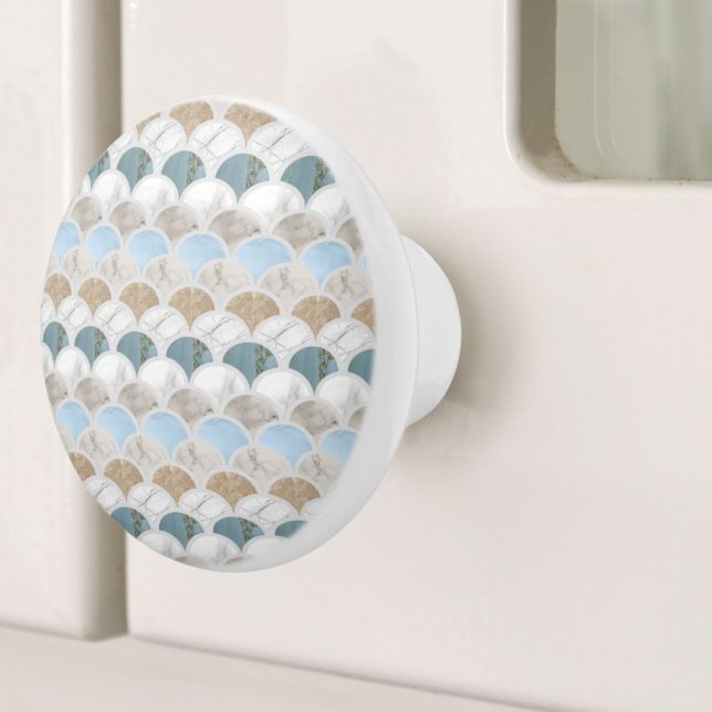 Blåvita marmorskpastellskalor för strandakakablått knopp (beach aqua blue white marble pastel mermaid scales ceramic knob)