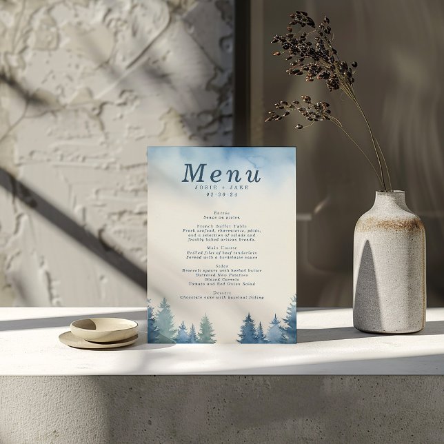 Blåvvintern gräs träd bröllop meny (Winter blue pine trees wedding table menu showing all the courses)