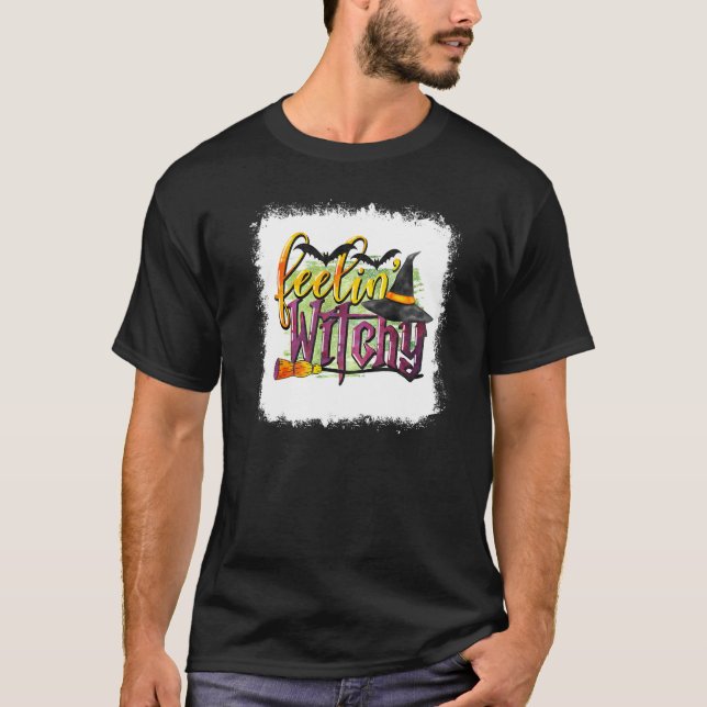Bleached Feelin'Witchy Witch Hat Funny Halloween T Shirt (Framsida)