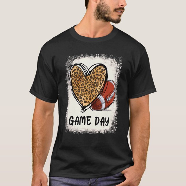 Bleached  Game Day Football Mom Life Leopard Heart T Shirt (Framsida)