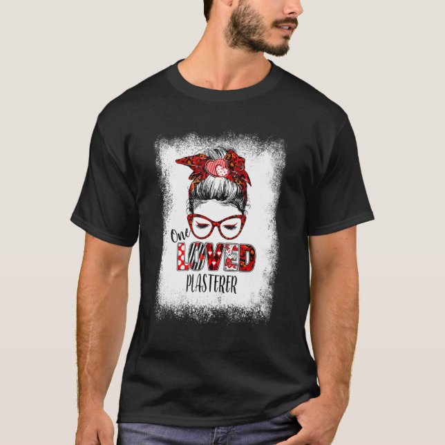Bleached Messy Bun One Loved Plasterer Valentine's T Shirt (Framsida)
